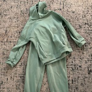 Focusnorm sweatsuit. Size small. Sage green.